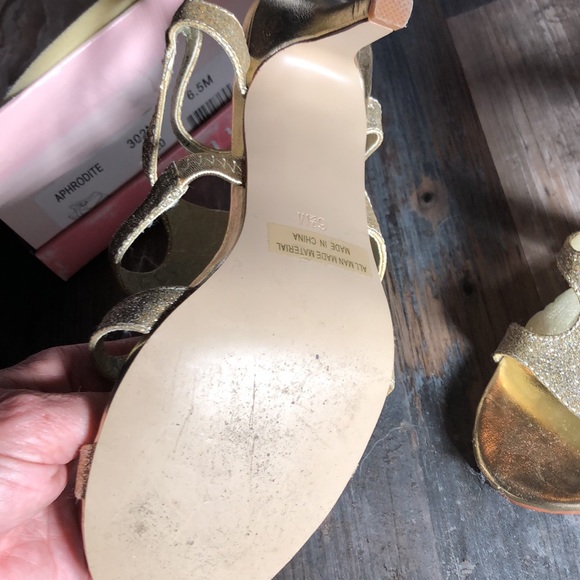 Gold Aphrodite heels 6.5 - Picture 6 of 8